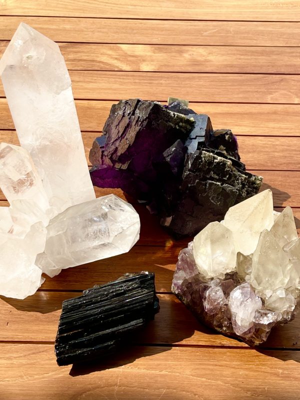 Bergkristall, Fluorit, Turmalin (Schörl), Calcit auf Amethyst